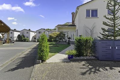 freihstehendes Einfamilienhaus im Taunus mit schöner Gartenlandschaft