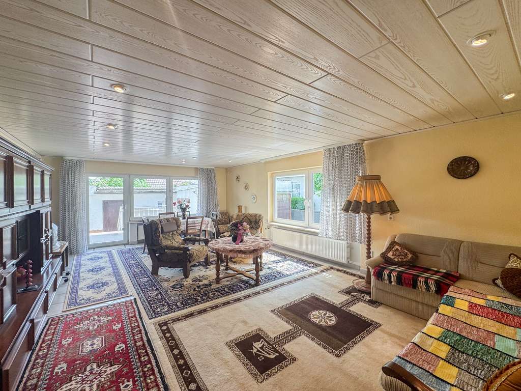 Immobilie in Riedstadt - Großzügiges und gepflegtes Zweifamilienhaus mit Garten, Terrasse, und Garagen sowie Ausbaupotenzial - Bild 3