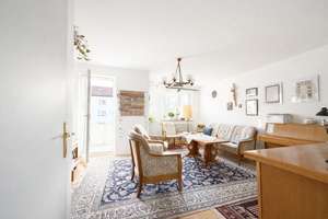 Lichtdurchflutete 3 Zi.-Wohnung in kleiner Wohnanlage mit großem Süd-Balkon, sep. Küche & gr. Keller