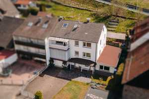 Ihr Wohnglück im Grünen - Zweifamilienhaus mit großem Grundstück, 2 Garagen & Apartment – Aschaffenburg (Kreis) – Vorschaubild 1