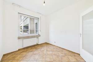 Optimale Grundrissstruktur im renovierungsbedürftigen 4-Zimmer-Wohntraum im beliebten D-Düsseltal – Die vollständige Adresse der Immobilie erhältst du vom Anbieter., 40237 Düsseltal, Düsseldorf – Vorschaubild 21