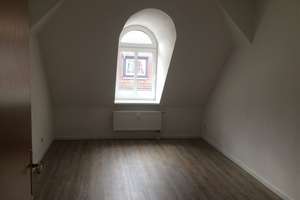 * Vermietete und günstige DG 3-Zimmerwohnung mit Wannenbad, EBK und Laminat in ruhiger Lage! *
