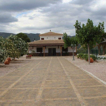 FINCA MIT POOL IN MITTEN IN DER NATUR