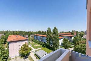 *** FREI *** 
Ein Zuhause mit Charme, durchdachtem Grundriss und zwei Balkonen – Die vollständige Adresse der Immobilie erhältst du vom Anbieter., 85774 Unterföhring – Vorschaubild 1