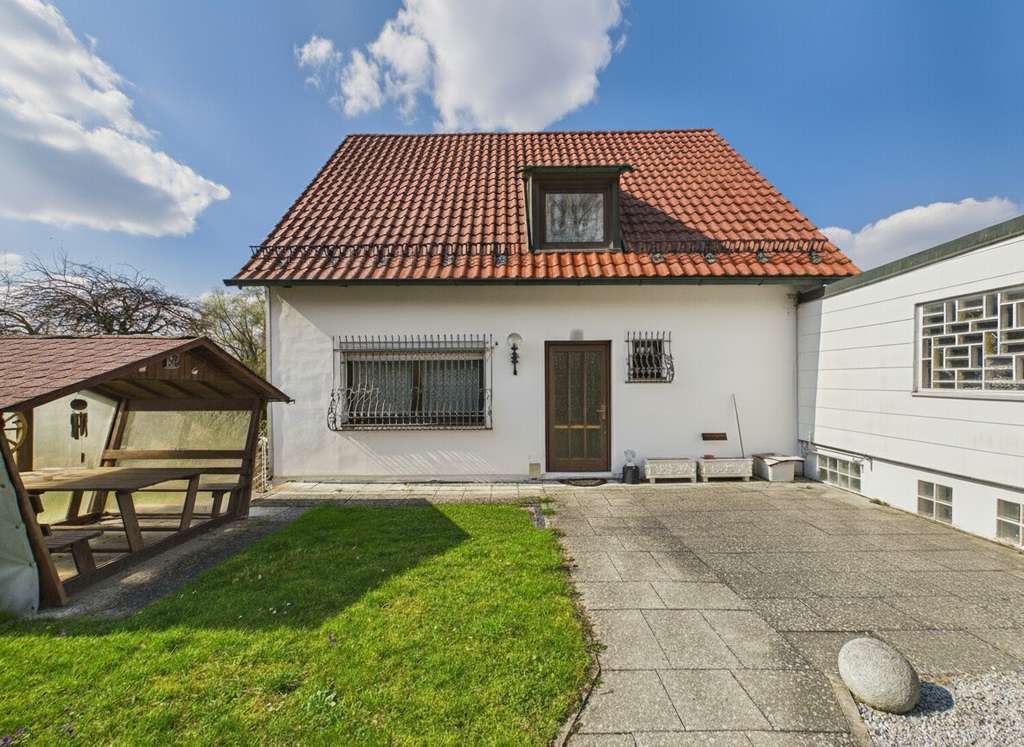 Immobilie in Tiefenbach - Haus mit Substanz und Raum für individuelle Neugestaltung - Bild 2