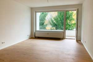 Frisch renovierte 2-Raum-Wohnung mit Balkon und Einbauküche!
