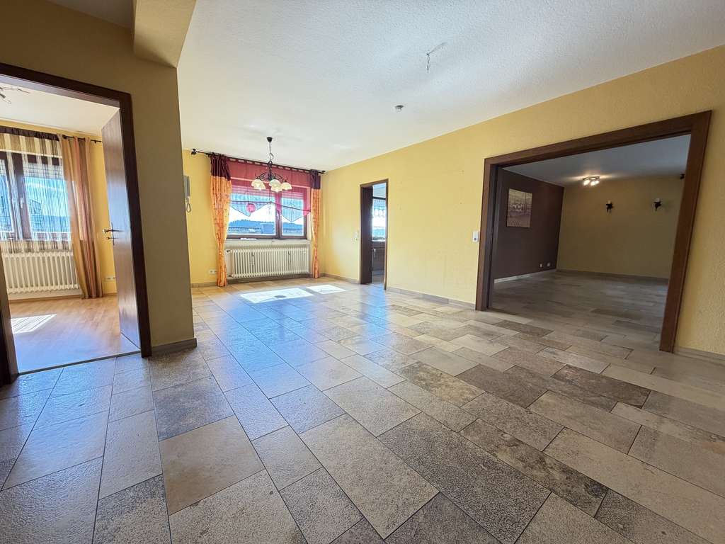 Immobilie in Wächtersbach - Provisionsfrei und mit Bioenergie Wächtersb.! Großes Generationenhaus mit schönen Bädern und Küchen - Bild 3