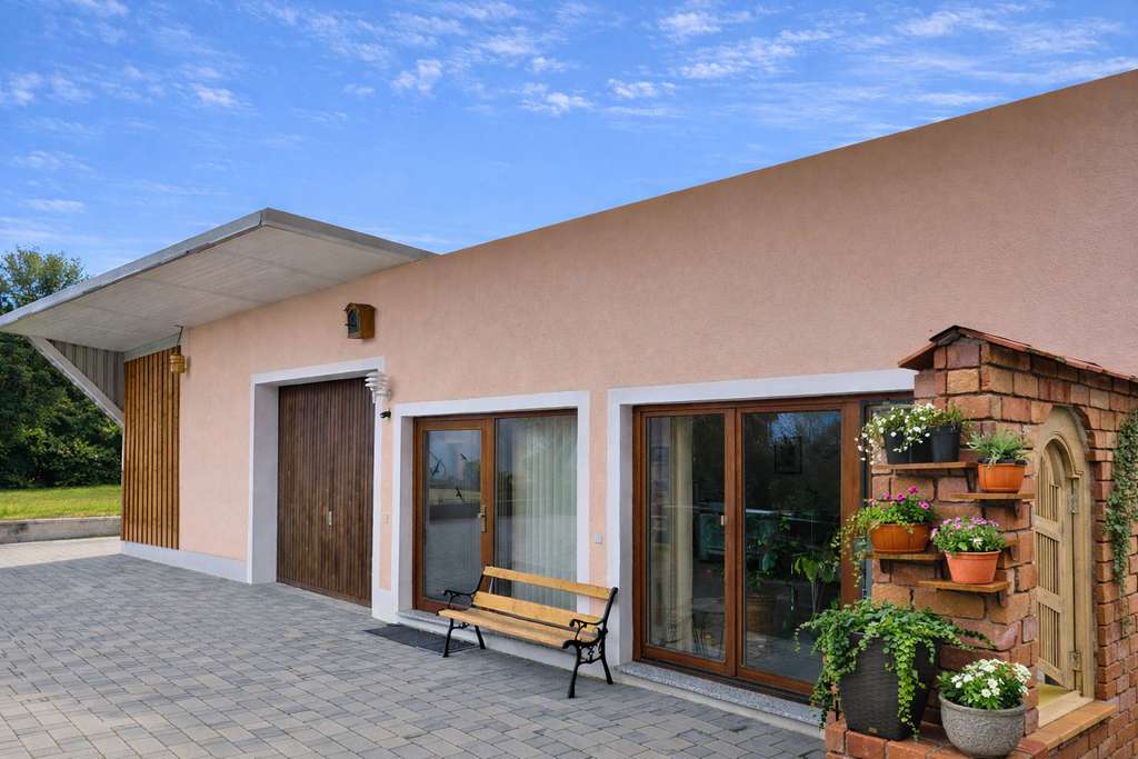 Immobilie in Deggenhausertal - Attraktives Mehrfamilienhaus mit 2 großen Wohnungen, Nebengebäude, XL-Garagen und großem Grundstück - Bild 2