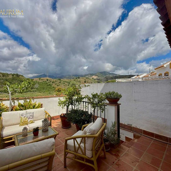 WUNDERBARES REIHENHAUS MIT 3 ETAGEN IN MARBELLA MIT BERGBLICK