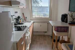 E-Frohnhausen: Gut geschnittene 2-Raum-Wohnung mit Balkon und Einbauküche!