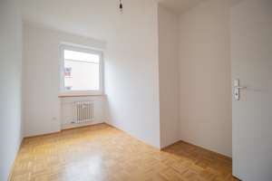 Gepflegte 3-Zimmer Wohnung mit Balkon im 2. OG in Schwabing-West.  – Klausingweg 2, 80797 Am Luitpoldpark, München – Vorschaubild 2