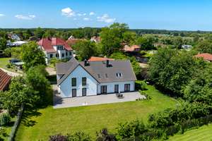 Freistehendes Wohnhaus mit 3 Wohneinheiten und riesigem Grundstück – Die vollständige Adresse der Immobilie erhältst du vom Anbieter., 23946 Boltenhagen – Vorschaubild 1