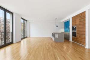 Neubau in Trend-Lage am Rosenthaler Platz: Bezugsfreie Wohnung mit Einbauküche & großzügigem Balkon