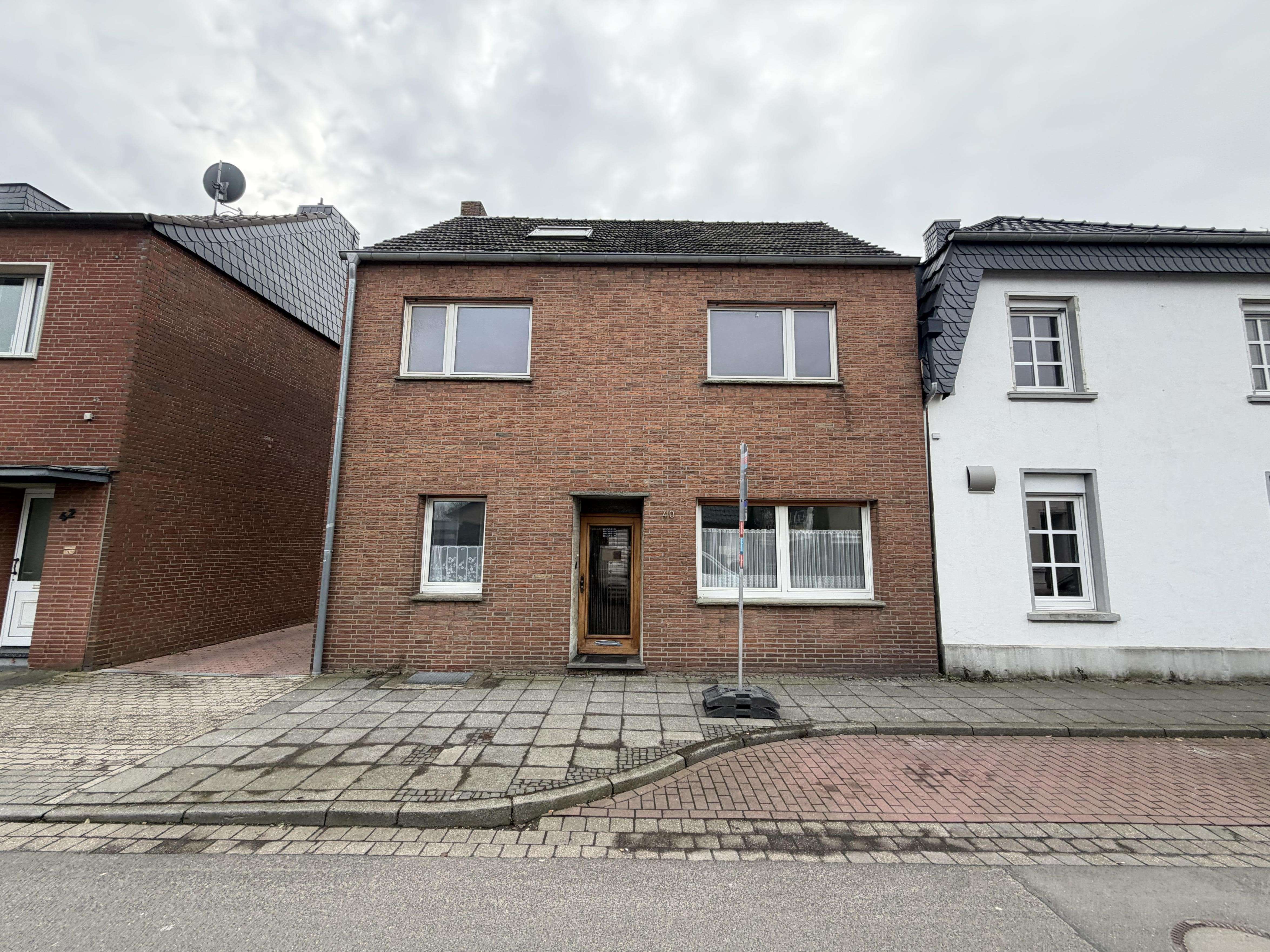 RESERVIERT! Zweigeschossiges Einfamilienhaus mit Garage in Goch, Kleve Kreis – Bild 1