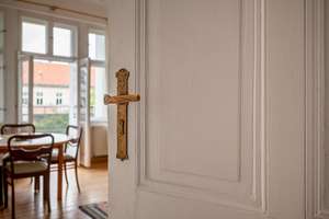 🏡 Altbau-Traum am Schloß Charlottenburg - Helle 2 Zi AB-Whg mit Balkon und Möglichkeit auf 3 Zimmer – Die vollständige Adresse der Immobilie erhältst du vom Anbieter., 10589 Charlottenburg, Berlin – Vorschaubild 2
