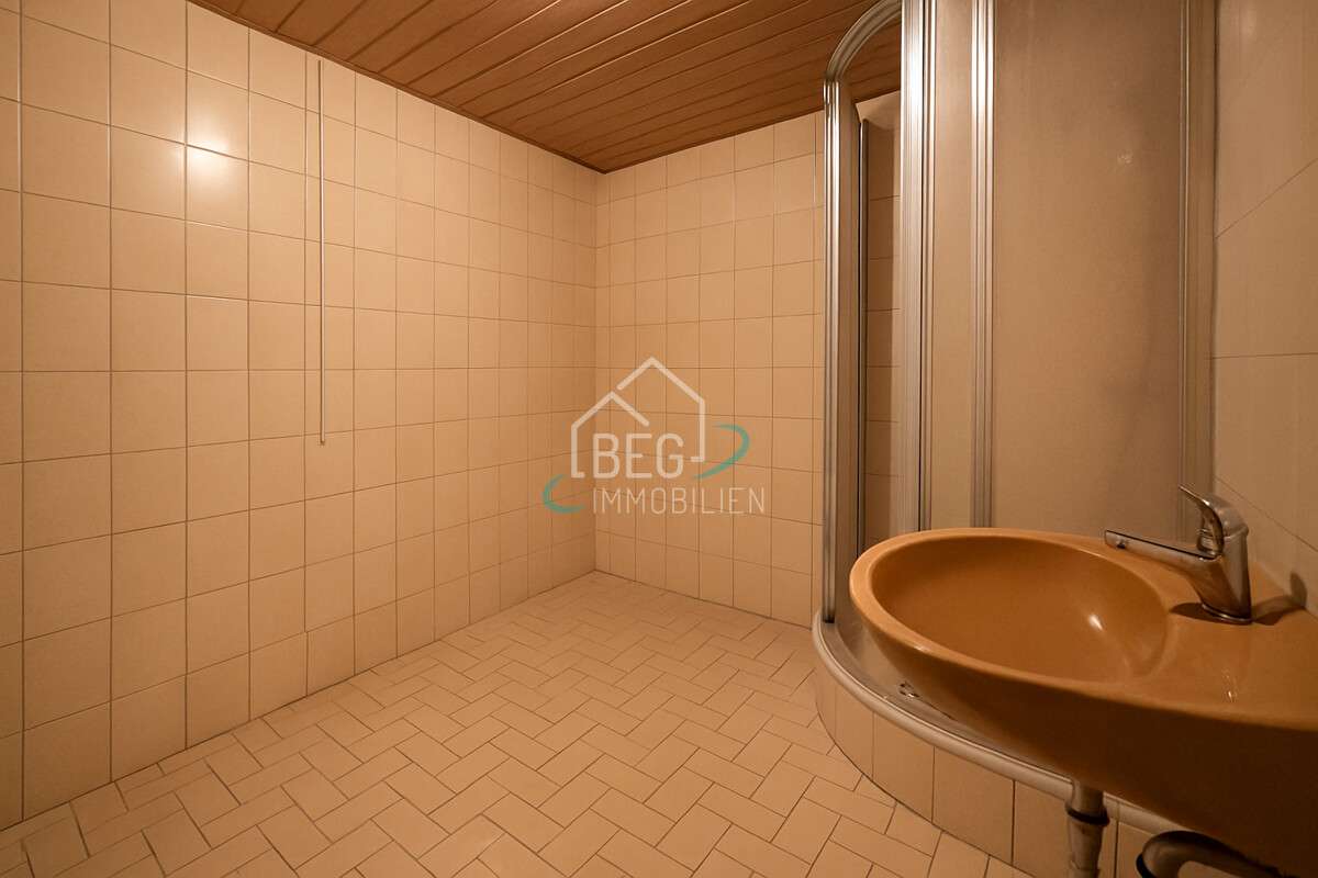 Immobilie in Michelfeld - Zwei Häuser, Gewerbe, Garagen & Freiflächen – vielseitiges Anwesen mit Potenzial - Bild 9