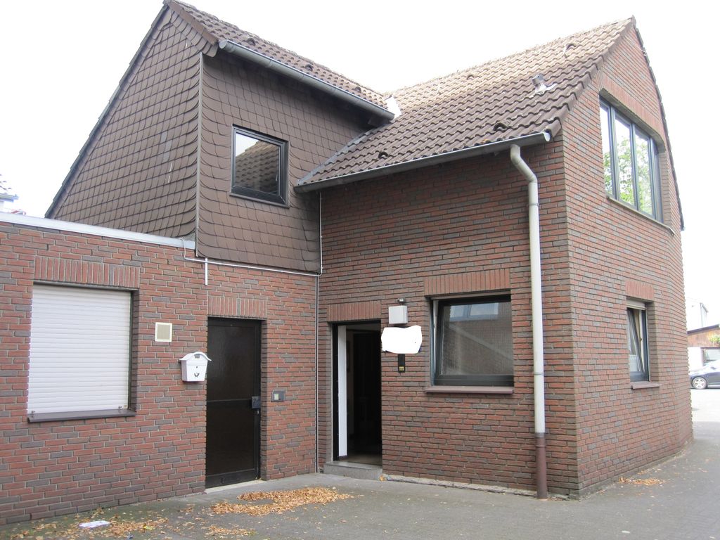 Kleines Haus im Hofbereich, 3,5 Zimmer mit gesamt ca. 78 m² Wfl. + Garten + Garage, Bj. 86.