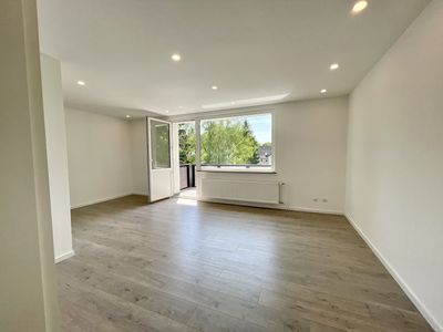 Lichtdurchflutete Zweizimmer Wohnung mit Sonnenbalkon und Einbauküche in Düsseldorf
