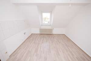 Renovierte & gemütliche 2,5 Raum-Dachgeschosswohnung mit Tageslichtbad & Gartennutzung in Hassel – Polsumer Str. 158, 45896 Hassel, Gelsenkirchen – Vorschaubild 3