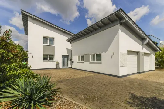 https://pictures.immobilienscout24.de/listings/625db947-cedf-4d7e-850a-f824993e3547-1684579046.jpg/ORIG/resize/540x540%3E/format/webp/quality/73
