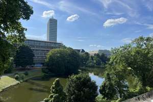 Stilvoller Altbau mit drei Balkonen und frontalem Blick auf den Spee’schen Graben – Poststr. 30, 40211 Carlstadt, Düsseldorf – Vorschaubild 2