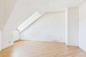 Renovierungsbedürftig aber sofort verfügbar! 3-ZKB im Dachgeschoss, zwei Balkone, Garage und Keller! – Die vollständige Adresse der Immobilie erhältst du vom Anbieter., 85053 Südost, Ingolstadt – Vorschaubild 15