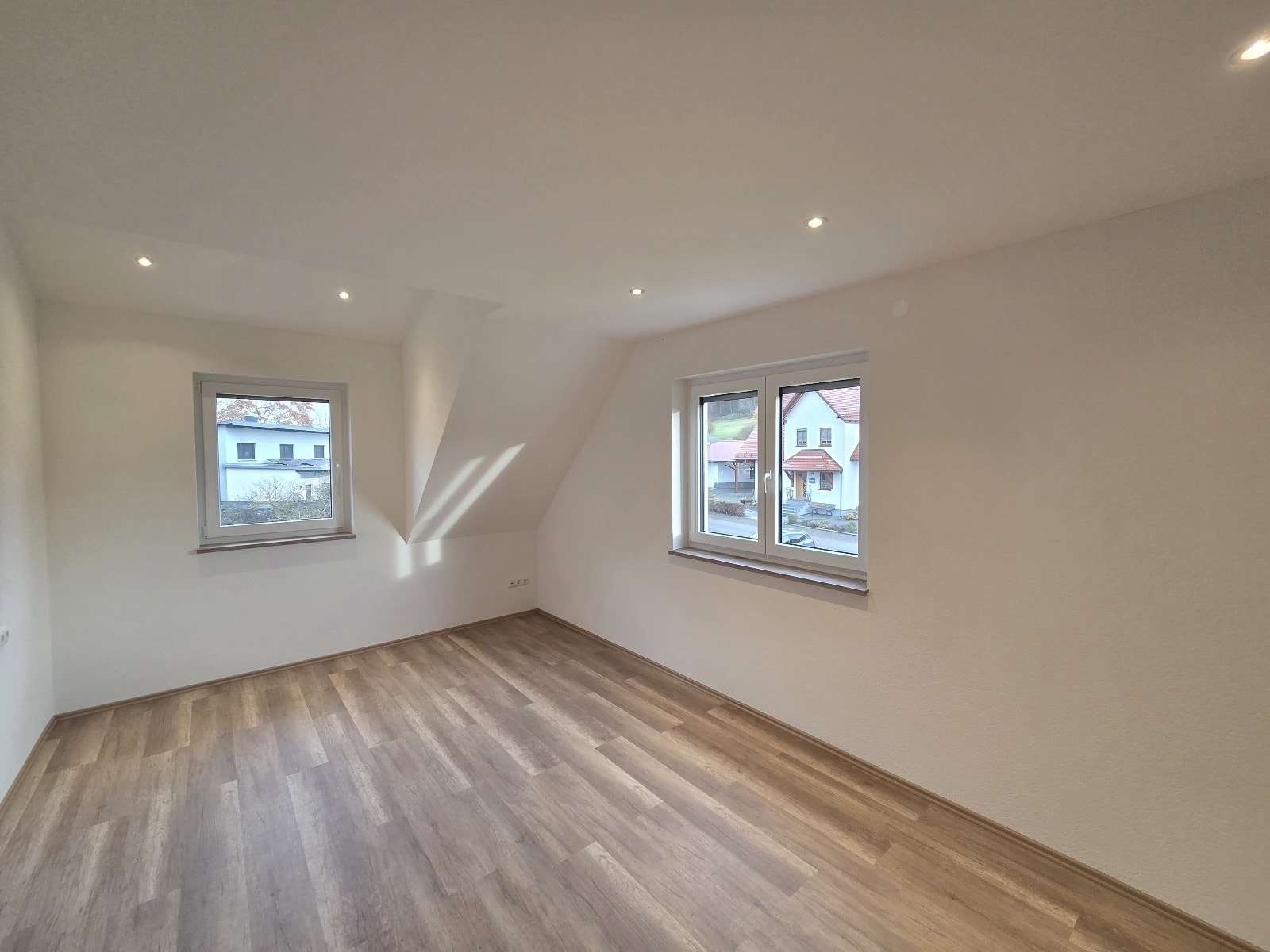 Immobilie in Rauhenebrach - Junges und großes EFH in ruhiger, sonniger Siedlungslage (Wfl. 220 m² / Grund 949 m²) mit Doppelg - Bild 12