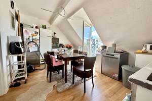 Düsseldorf-Oberbilk: Helle 3-Zimmer-DG-Wohnung mit 12 m² Balkon und solider Vermietung