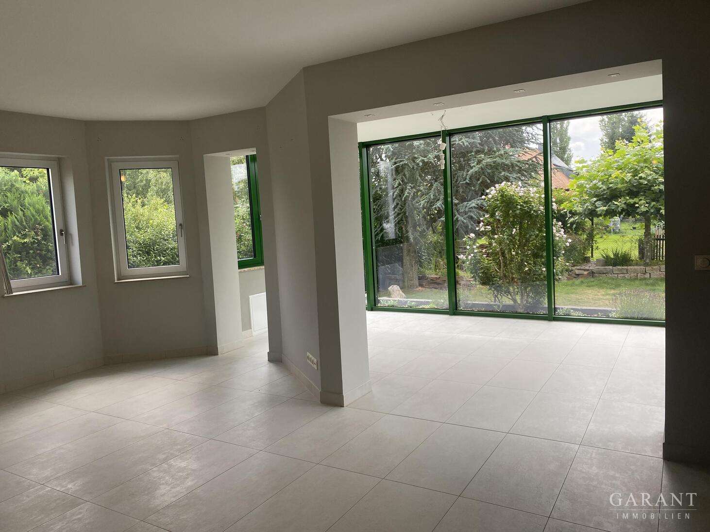 Immobilie in Naunhof - Großzügiges Zweifamilienhaus mit Wintergarten, Sauna, zwei Kaminen, Garage und schönem Grundstück - Bild 3