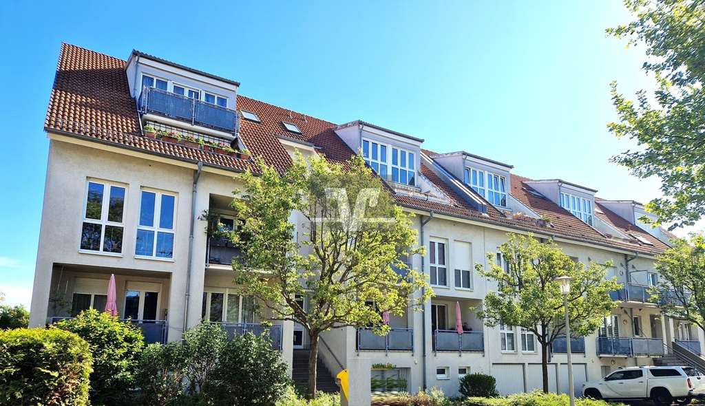 NEUHERMSHEIM: Schöne 5 Zimmerwohnung auf zwei Ebenen mit Gartennutzung und PKW-TG-Stlp.