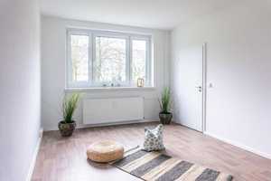 5-Raum-Familienwohnung mit Balkon und 2 Bädern – Clausewitzstr. 31, 9130 Chemnitz – Vorschaubild 3
