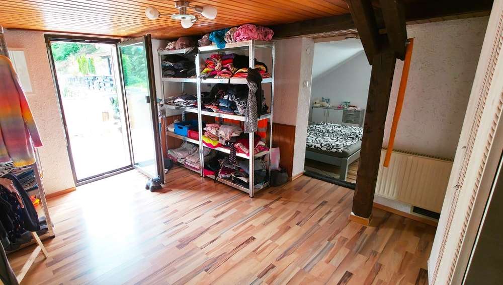 Immobilie in Esthal - Einzugsbereites Familien- oder Ferienhaus mit schönem Garten und top Freizeitangeboten in Waldlage - Bild 7