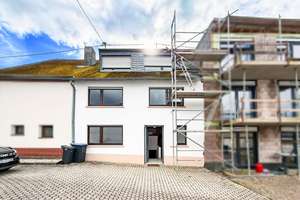 Trier-Filsch: Reihenmittelhaus als 3-FH mit zwei Balkonen, zwei Garagen & zwei PKW-Außenstellplätzen – Die vollständige Adresse der Immobilie erhältst du vom Anbieter., 54296 Filsch, Trier – Vorschaubild 2