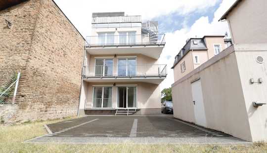 Bild von Zentral gelegenes Dreifamilienhaus mit großer Dachterrasse und drei Stellplätzen