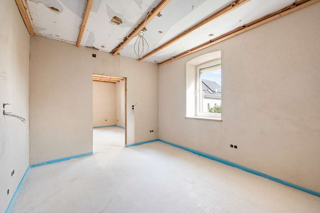 Immobilie in Sulzfeld - 2-Famillienhaus mit großer Scheune – teilsaniert, ideal für Handwerker! - Bild 3