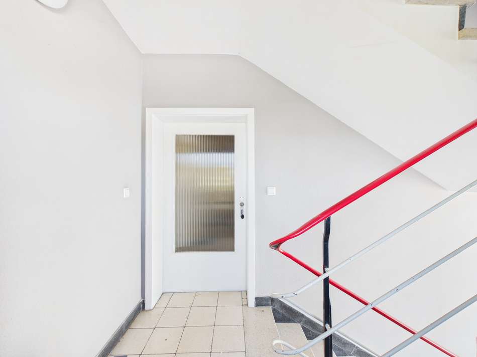 18 Eingangstüre (Wohnung 1.OG)