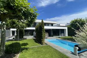 Stadtvilla mit 428 m² Wohnfläche, Pool, Erdwärme, PV, Solar und A+ Energieeffizienz – Die vollständige Adresse der Immobilie erhältst du vom Anbieter., 86830 Schwabmünchen – Vorschaubild 1