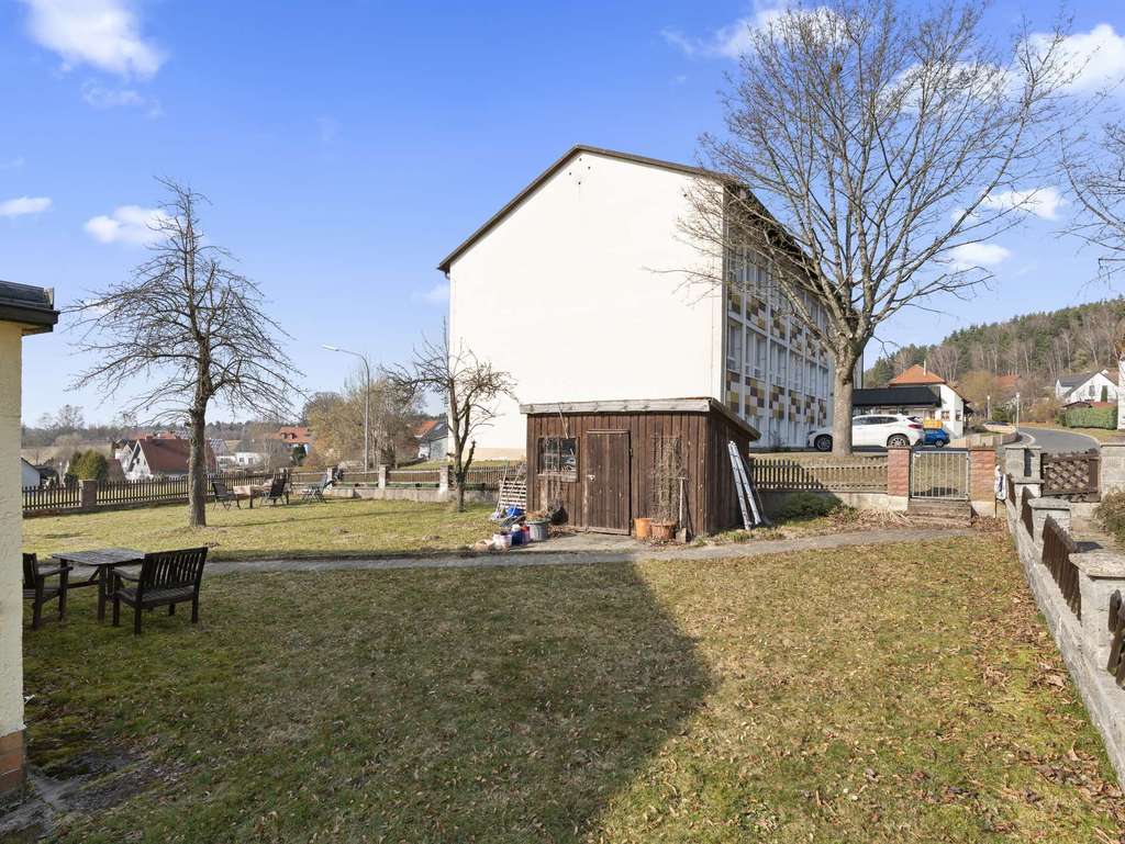 Immobilie in Kemnath - Zweifamilienhaus mit großem Garten und Ausbaureserve - Bild 4