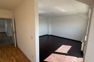 3-Zimmer-Dachgeschosswohnung mit neuem Bad, Einbauküche und Loggia in Bielefeld-Sennestadt – Die vollständige Adresse der Immobilie erhältst du vom Anbieter., 33689 Sennestadt, Bielefeld – Vorschaubild 5