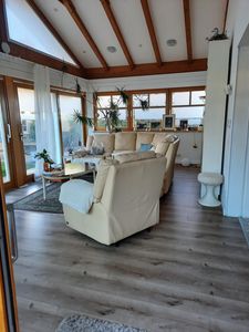 Bungalow-Wohnung, Doppelgarage, schön angelegtes Grundstück in SW Lage