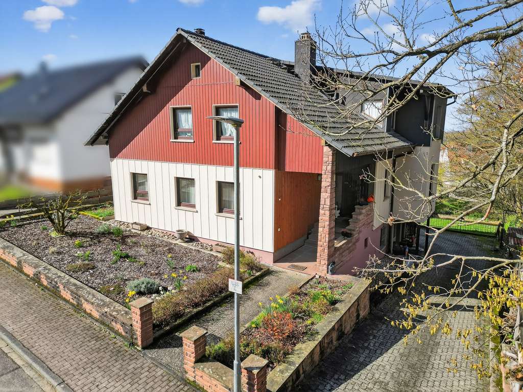 Immobilie in Malsch - Idyllisches Wohnen am Waldrand: Vielseitiges Mehrfamilienhaus auf 620 m² Grund - Bild 0