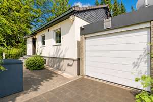 Ruhig gelegen, grün umgeben - Freistehendes Einfamilienhaus mit Ausbaupotenzial und Garage
