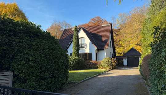 Bild von Exklusives Einfamilienhaus mit Pool - im Bergedorfer Villenviertel idyllische Außenbereiche