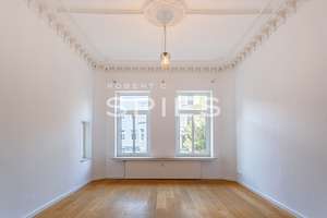 Stuckdecken, Wintergarten, Einbauküche - 3-Zimmer-Wohnung mit besonderer Ausstattung