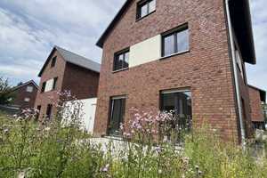 Neubau - Erstbezug - Freistehendes Haus in familienfreundlicher Wohnlage zu vermieten! – Elvira-Tuszik-Straße 69, 50769 Köln – Vorschaubild 1
