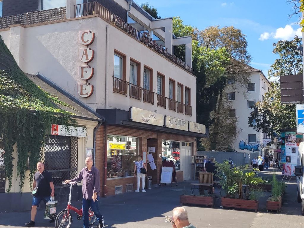 Traditionsreiches Ladenlokal mit Café und Produktionsbetrieb zu vermieten