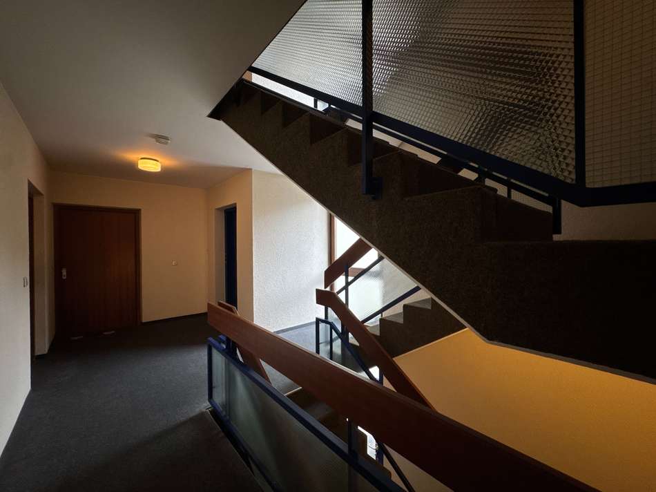 Treppenhaus mit Aufzug