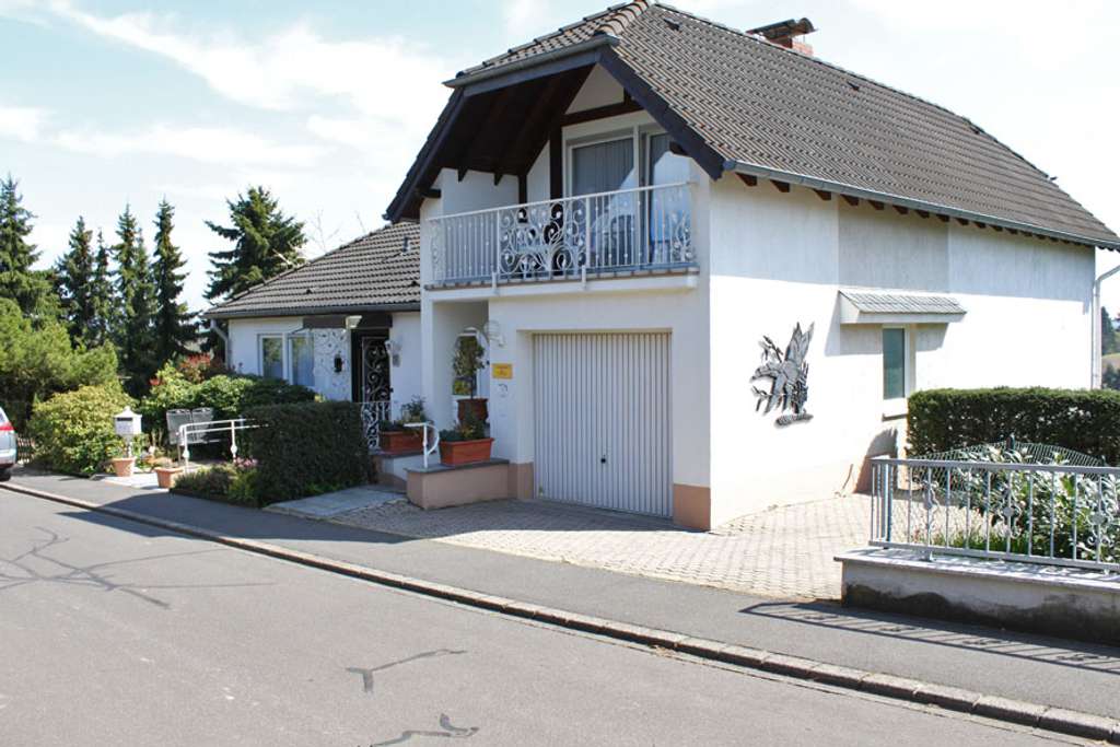 Immobilie in Bad Bertrich - Ruhiges Mehrfamilienhaus mit 2 Ferienwohnungen, Fernblick - Bild 1