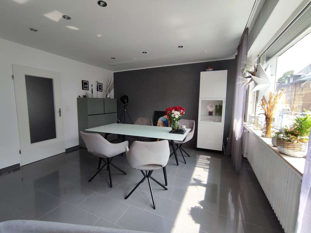 Einziehen & Wohlfühlen: gepflegte 4-Zimmer-Wohnung mit 2 Balkonen und Stellplatz