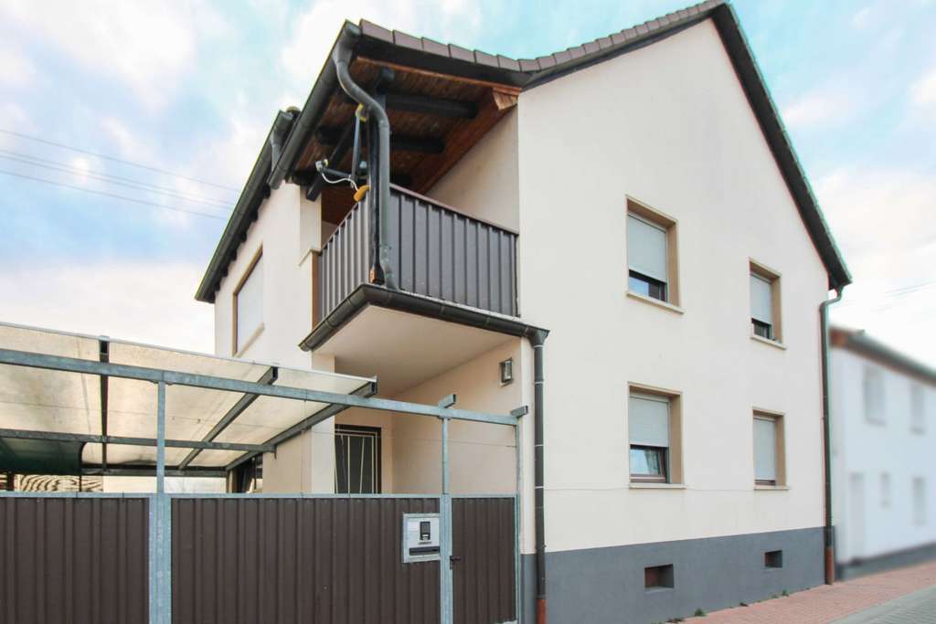 Immobilie in Böhl-Iggelheim - Einfamilienhaus mit 2 Garagen und großem überdachten Innenhof - Bild 0